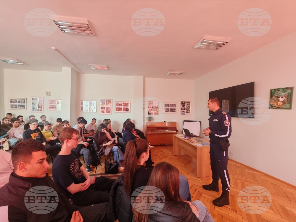 Инспектор от полицията в Габрово беседва с дванадесетокласници от Природоматематическата гимназия за предстоящите абитуриентски балове