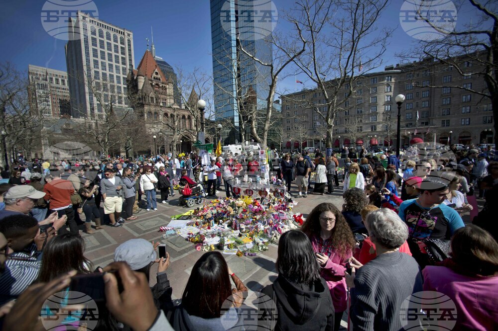 При две бомбени експлозии близо до финалната линия на Бостънския маратон на 15 април 2013 г. са убити трима души и 264 души са ранени