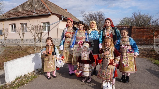 Bulgarian Community Takes Part in Celebration on National Minorities Day in Bucharest