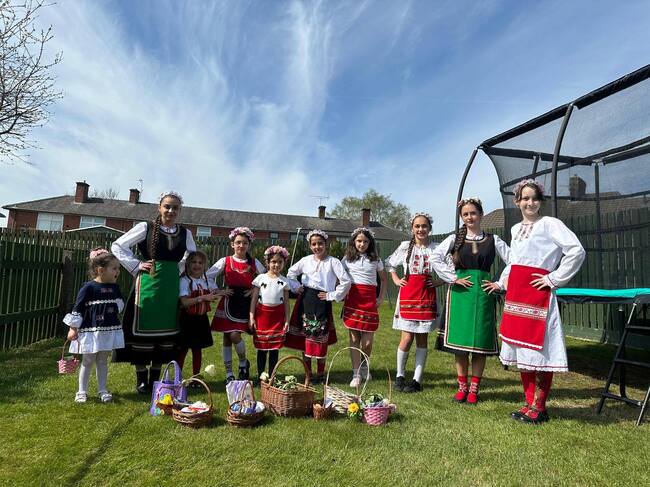 С пресъздаване на обичай и изработка на картички ученици от училище „Любен Каравелов“ в Блекбърн отбелязаха Лазаровден и Цветница