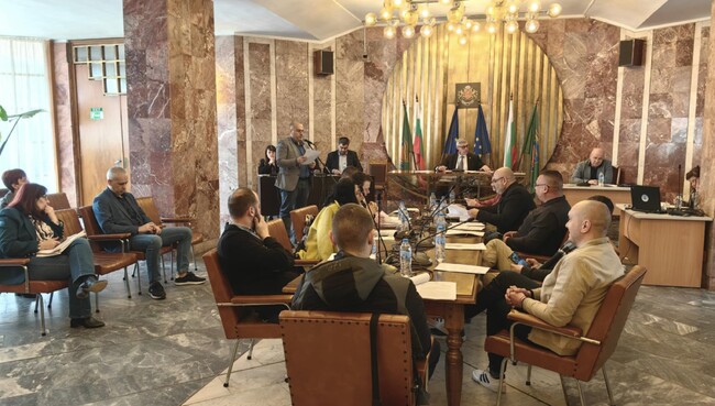 Днес, в Ритуална зала Дряново, се проведе извънредно заседание на Общински съвет, на което с 10 „за“ и 1 „въздържам се“ бе приет на бюджета общината за 2025 г.