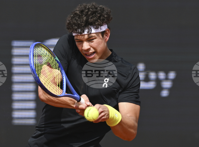 Шелтън спаси два мачбола и стартира с успех на турнира по тенис в Мюнхен, записвайки първата си победа на клей за сезона, Зверев също започна с победа