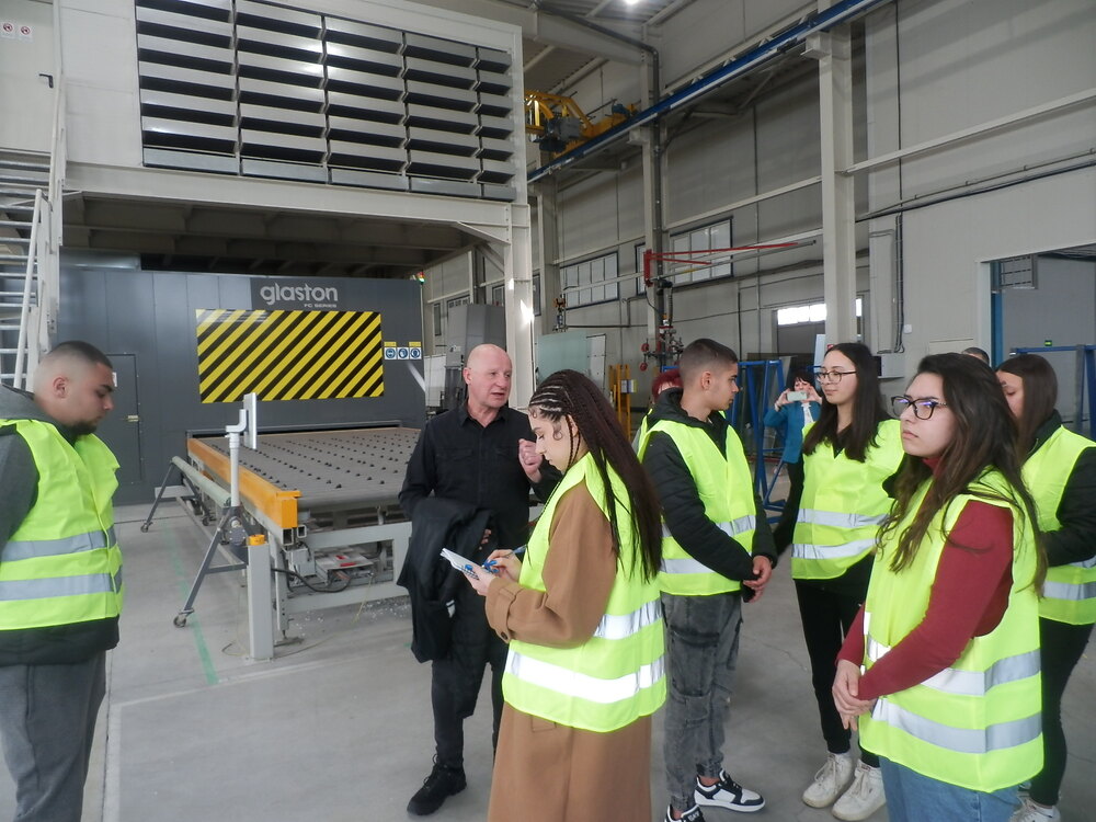 Ученици от Търговище посетиха местна фирма, за да проследят реализацията на европейски проект