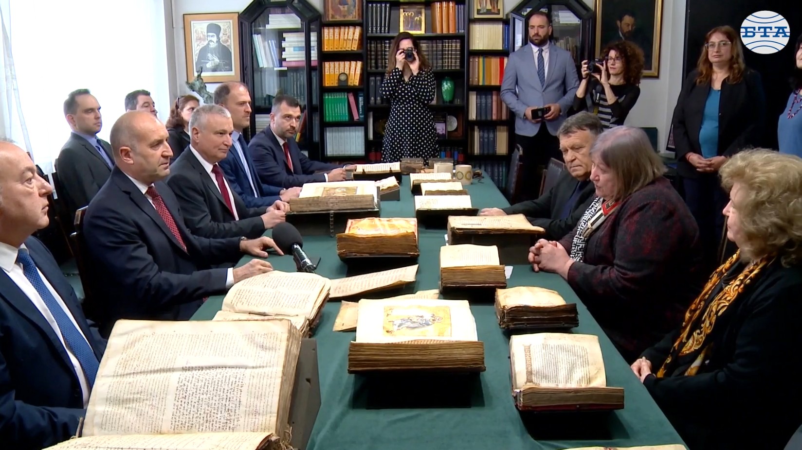 Активната културна политика е ключ към съхранението на националната ни памет и приобщаването на българските общности зад граница, каза Румен Радев