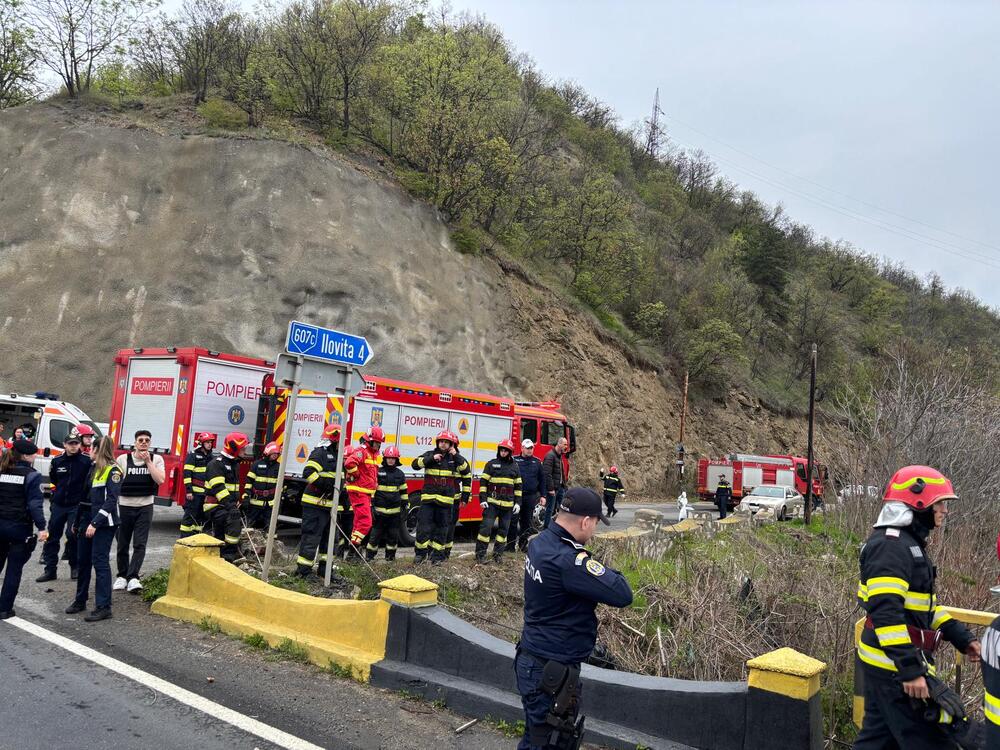Водолази откриха една жертва в микробус, който падна в река Дунав в румънския окръг Мехединц