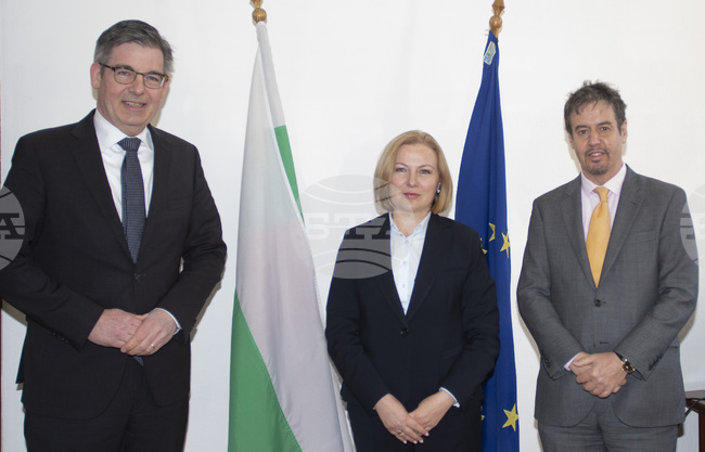 Надежда Йорданова - Симон Ван Дер Бург - Фредерик Мьорис - среща