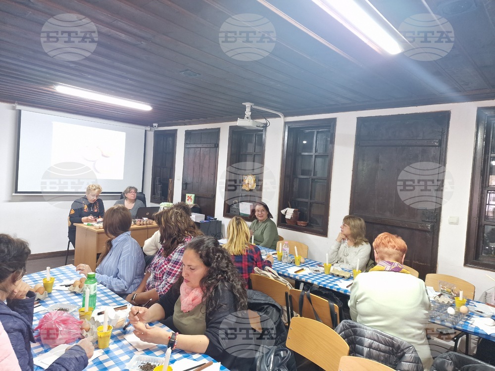 Работилница за писани яйца за възрастни проведе в Търговище етнограф от Елхово