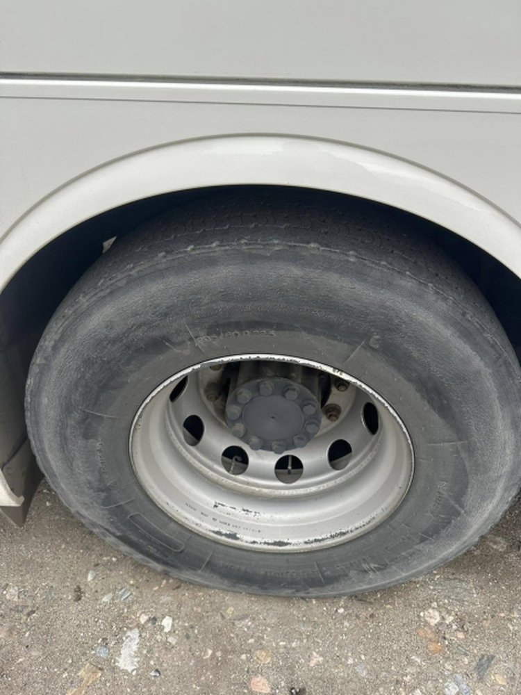 Спряха от движение автобус с износени гуми, нает да превозва деца от Кричим до Банско