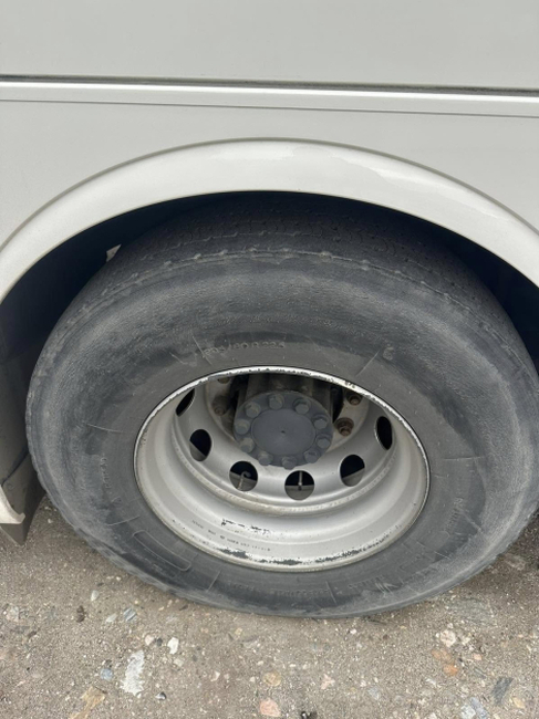 Спряха от движение автобус с износени гуми, нает да превозва деца от Кричим до Банско