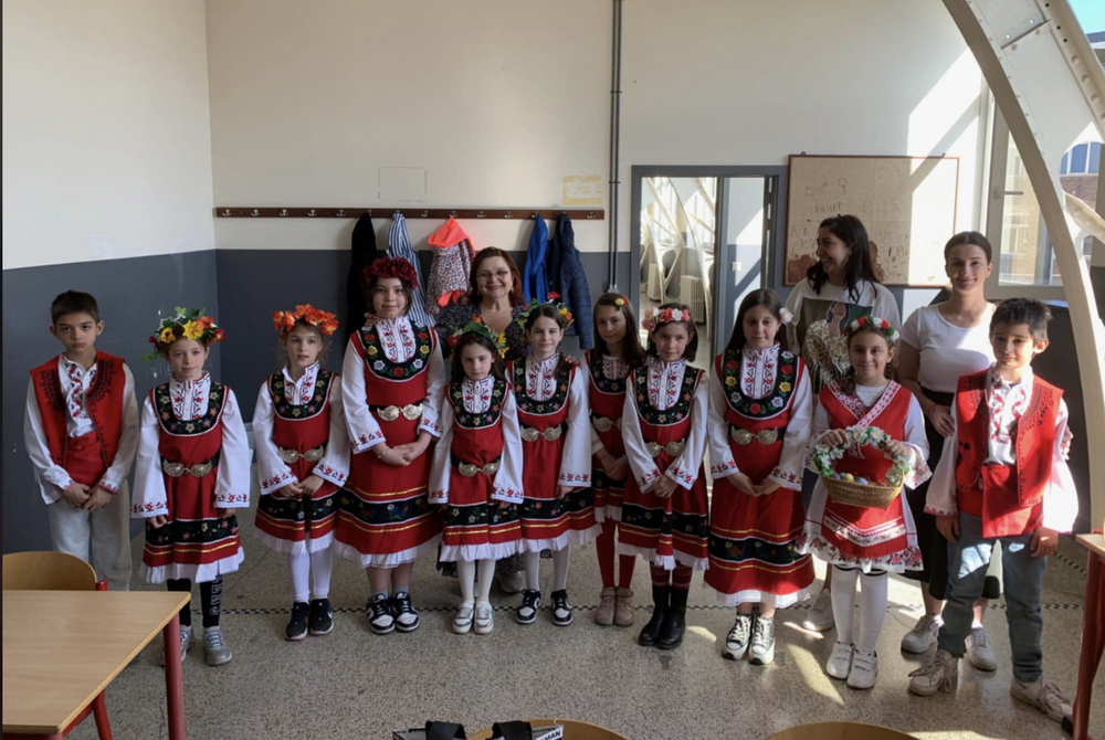 Лазарки създадоха празнична атмосфера в училище „Пейо Яворов“ в Брюксел