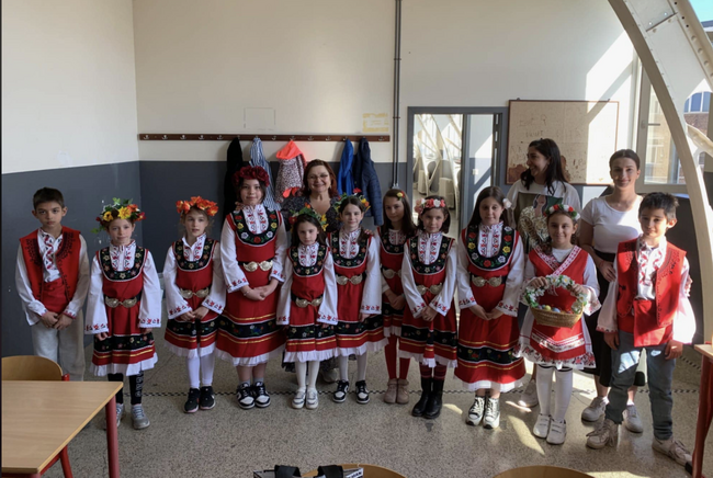 Лазарки създадоха празнична атмосфера в училище „Пейо Яворов“ в Брюксел