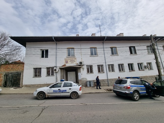 Млади мъже опитаха да избегнат полицейска проверка и да изхвърлят наркотици от автомобила си в Котленско