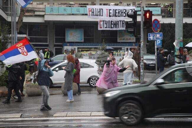 Протест блокира обществената телевизия в Сърбия