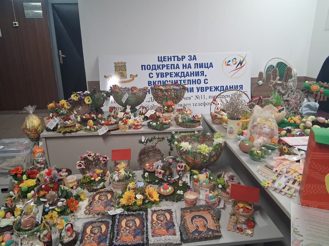 Апелативна прокуратура – Пловдив: Ученици и представители на социална институция гостуваха с благотворителен Великденски базар в прокуратурата в гр. Пловдив