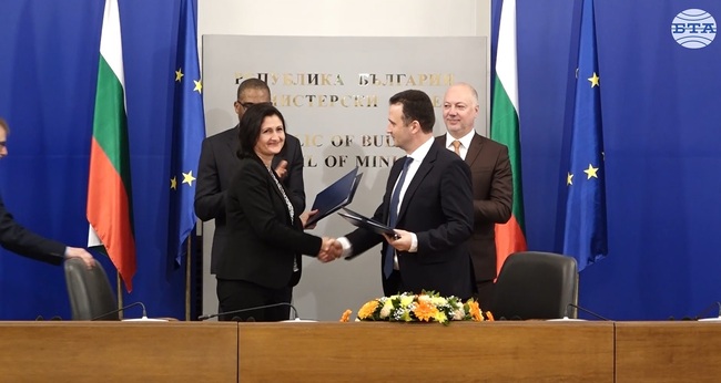 Енергийният министър подписа договор с "Шел" за проучване за петрол и газ в нов блок в българската акватория на Черно море