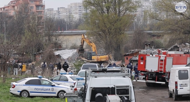 Започна премахването на незаконните постройки в столичния квартал "Захарна фабрика"