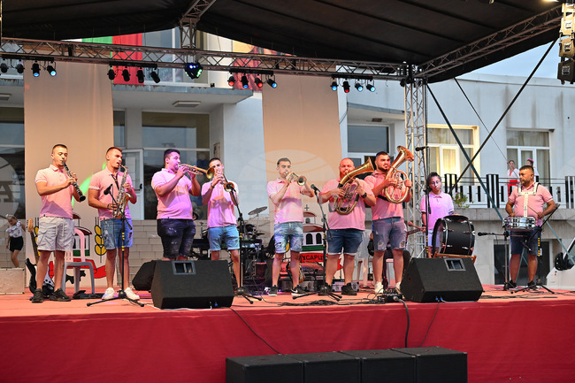 С концерти и работилници за боядисване на яйца в Берковица и Вършец посрещат Великден