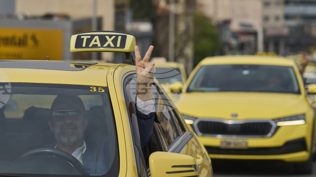 Таксиметровите шофьори в Гърция започват нова двудневна стачка заради прехода към електрически автомобили