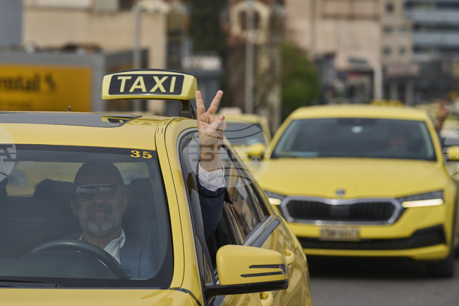 Стачкуващи таксиметрови шофьори се опитаха да влязат в министерството на транспорта в Атина