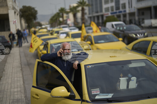 Поредна стачка спира таксиметровите превози в гръцката столица Атина днес и утре