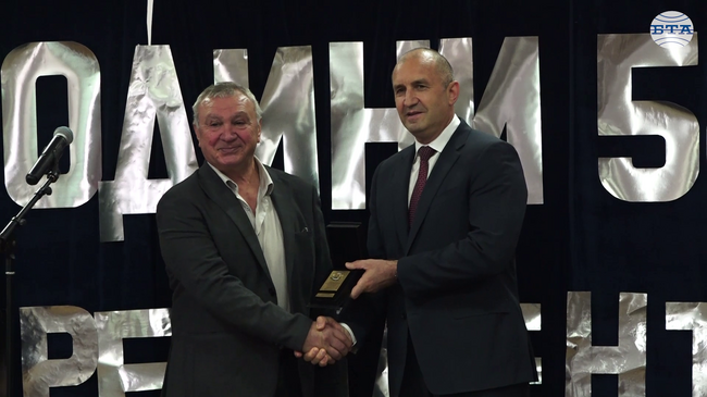 Държавният глава Румен Радев връчи Почетния знак на президента на 58-о ОУ „Сергей Румянцев“ за 110-годишнината от създаването му