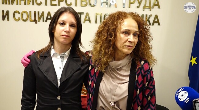 Великденски базар бе открит в социалното министерство, част от подкрепата е за Тревненската школа