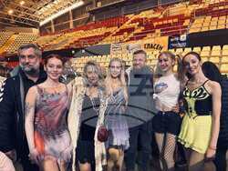 Ина Лутай (втората от ляво на дясно) с участници в спектакъла