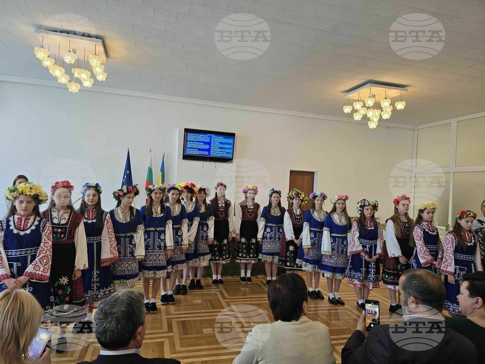 Обредът лазаруване беше представен от кулевчанските ученички в Генералното ни консулство в Одеса