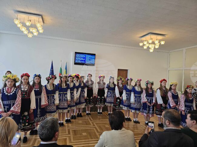 Обредът лазаруване беше представен от кулевчанските ученички в Генералното ни консулство в Одеса