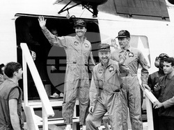 Астронавтите от Аполо 13 Фред У. Хейз, Джеймс А. Ловел и Джон Л. Суигерт