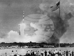 Огромната ракета Сатурн излита от стартовата площадка на Кейп Кенеди