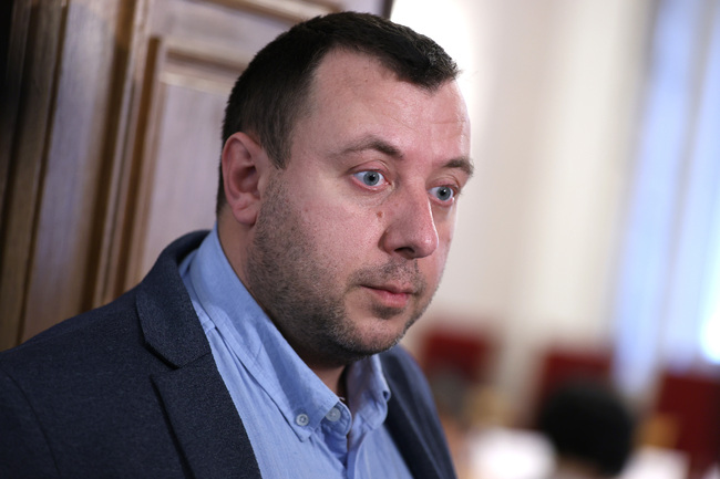 Няма случай да сме внесли вот на недоверие и да смятаме, че ще е неуспешен, каза Петър Петров от "Възраждане"