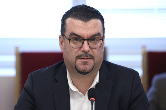 На извънредно заседание на комисията по транспорт утре ще започне обединение на законопроектите за движение по пътищата, каза Андрей Рунчев 