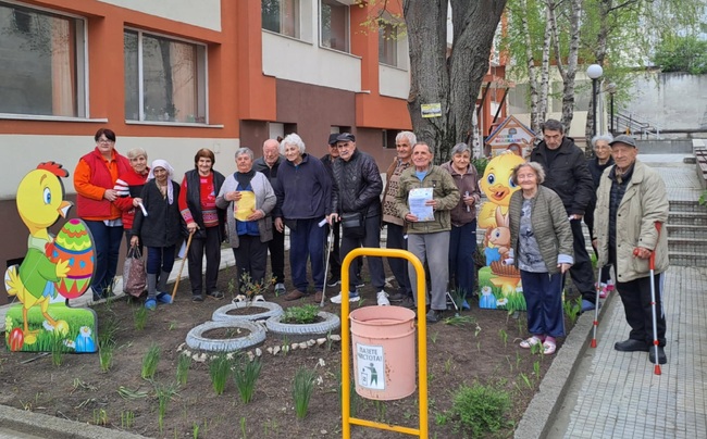 Община Шумен: Възрастните хора получиха козунаци и лично послание от кмета по повод предстоящите празници