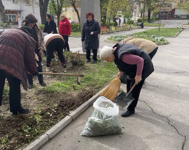 Община Шумен: Пенсионерски клуб № 2 и социалната дирекция в Общината организираха доброволческа акция