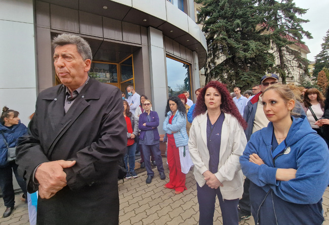 Протестиращи медици от столичната болница „Св. Екатерина“ настояват заплатите им да се повишат с 20%
