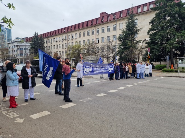 Протестиращи от болница "Св. Екатерина" блокираха движението пред лечебното заведение
