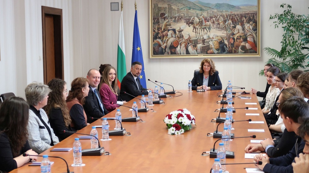 Съдържанието и значението на Конституцията на България обсъдиха вицепрезидентът Илияна Йотова и ученици на „Дондуков“ 2 