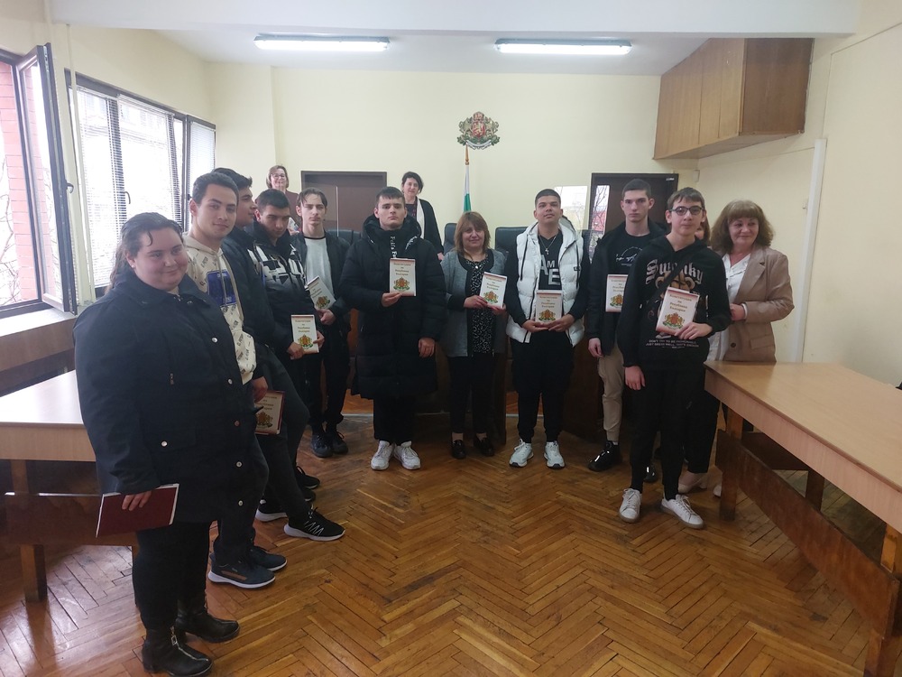 Ученици от ПГ по транспорт гостуваха в Ден на отворени врати, организиран от Районен съд Дупница и Районна прокуратура