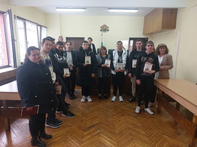 Ученици от ПГ по транспорт гостуваха в Ден на отворени врати, организиран от Районен съд Дупница и Районна прокуратура