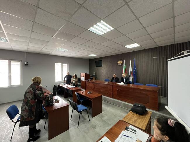 Среща по проект на стратегия за работата на две местни общности събра заинтересовани страни в Омуртаг