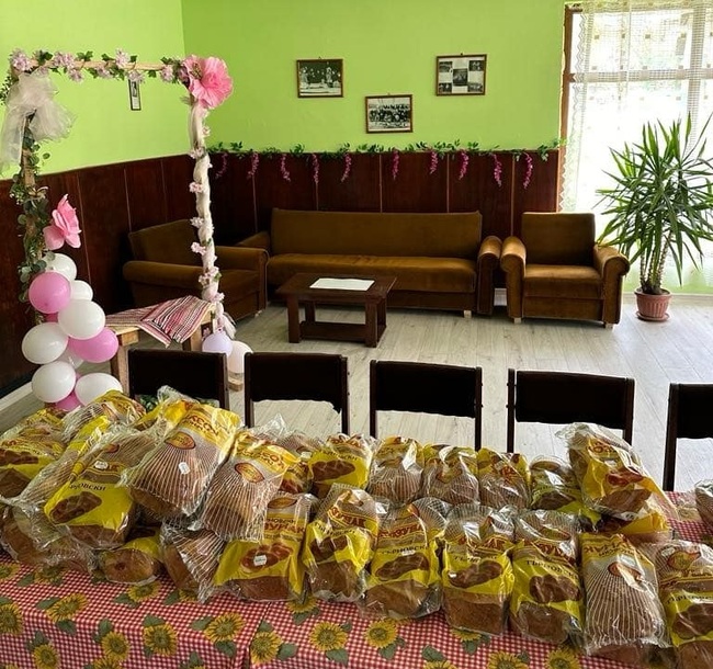 Пенсионери и ползватели на социални услуги в община Шумен получиха козунаци за Великден