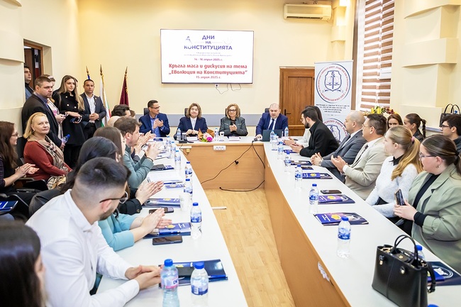 Конституцията е живо право от голямо значение, а не формално писан акт, каза Наталия Киселова на кръгла маса в Пловдивския университет