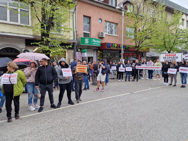 Собственици и служители на хотели и ресторанти протестираха във Велико Търново срещу връщането на 20 на сто ДДС за бранша