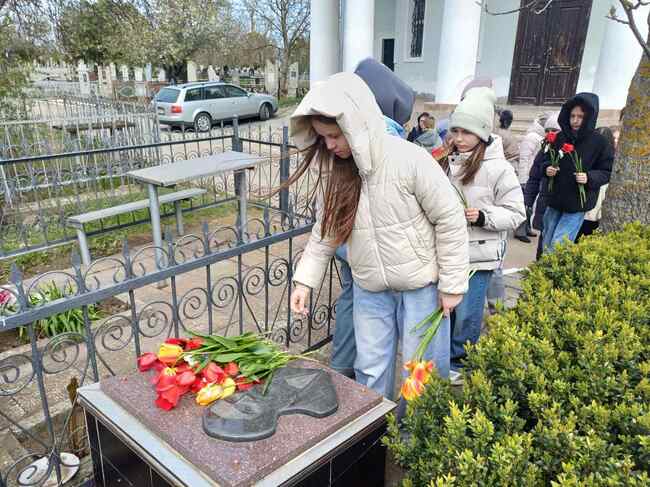 Петокласници от Болградската гимназия в Украйна почетоха паметта на първите директори на училището