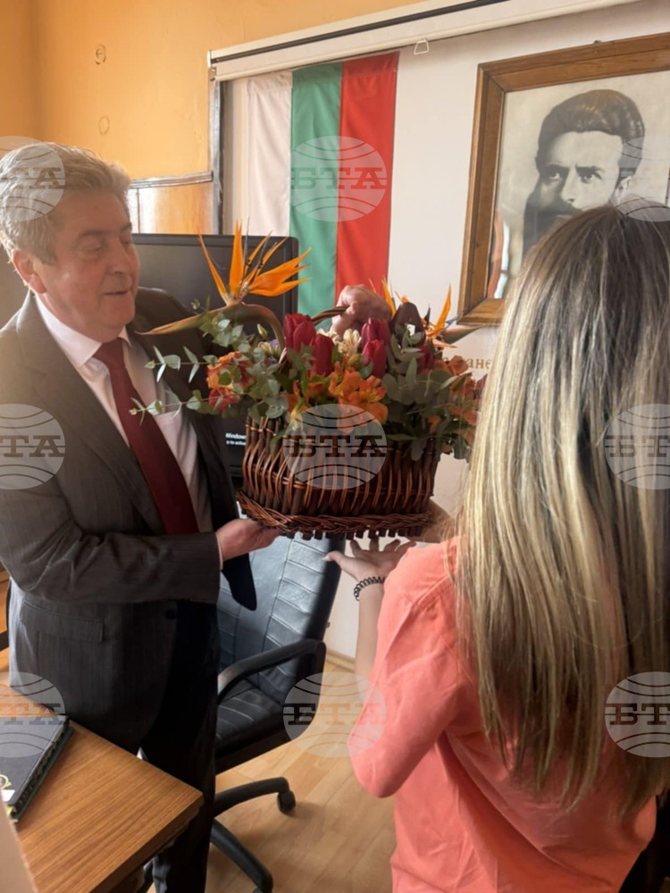 В инициативата "Походът на книгите": Президентът Георги Първанов бе в ПГТЕ „Христо Ботев“ - Перник