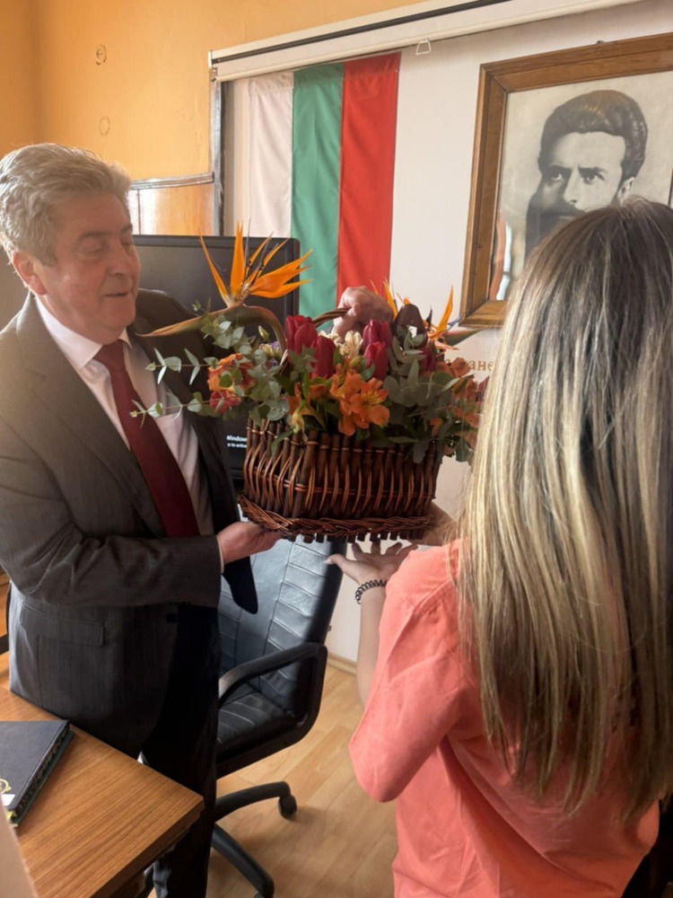 В инициативата "Походът на книгите": Президентът Георги Първанов бе в ПГТЕ „Христо Ботев“ - Перник