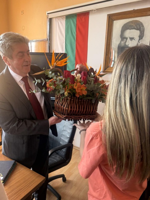 В инициативата "Походът на книгите": Президентът Георги Първанов бе в ПГТЕ „Христо Ботев“ - Перник