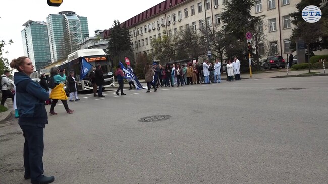 Протестиращи медици от столичната болница „Св. Екатерина“ настояват заплатите им да се повишат с 20%