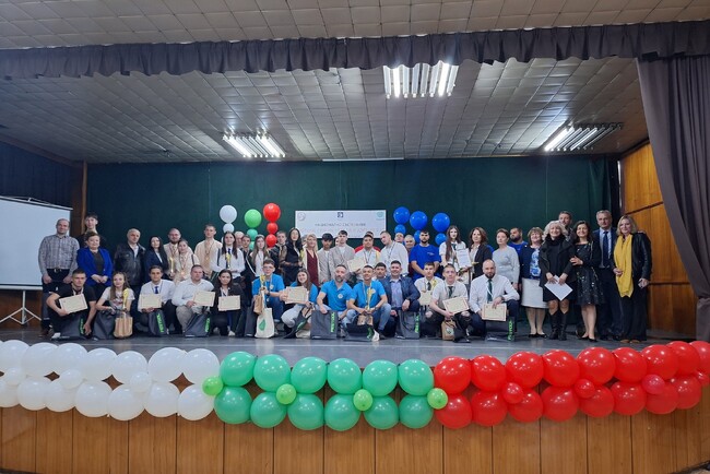 МОН: Ученици изработиха ергономичен чин за правилна стойка